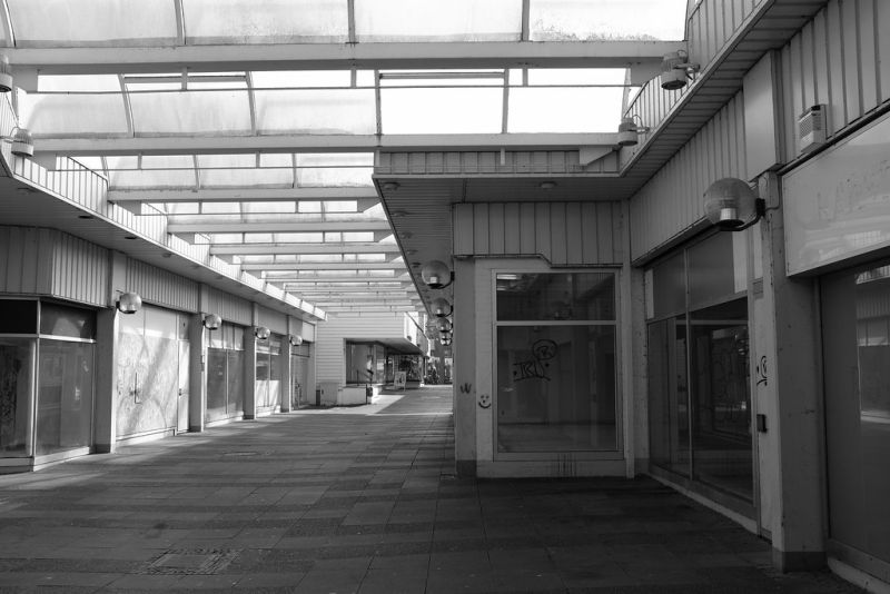 Datei:Verlassenes Einkaufszentrum.jpg